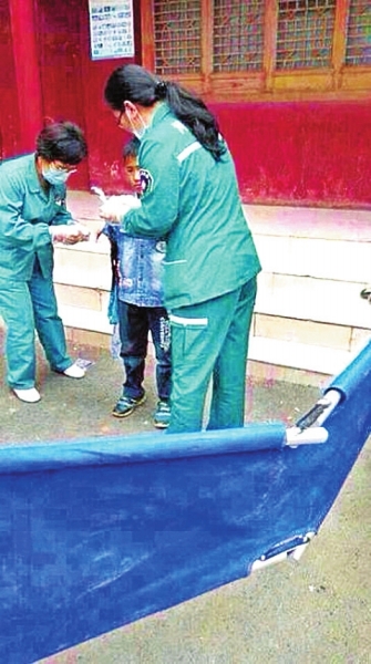 醫(yī)護(hù)人員救助受傷的小樂(lè) 資料圖