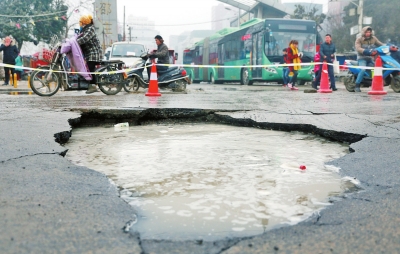 　路面陷了個大坑，下面是自來水公司的主管道。
