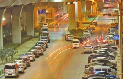 北三環(huán)橋下夜里成了停車場 北三環(huán)橋下夜里成了停車場