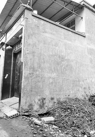 李曉陽跳下來的位置位于家里的二樓平臺上，距離地面五六米高。