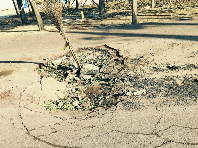 在路面正中間塌陷11平方米，最深處約半米深。