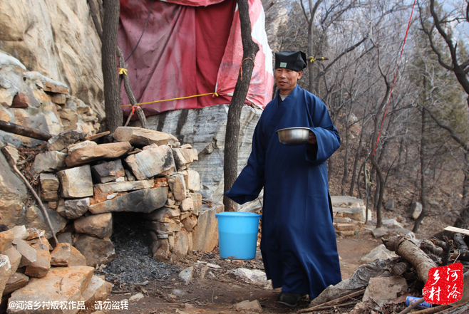 崔道長原籍東北，兩年前還只是一個普通的農民工，領著交往了半年的女朋友，住進了工棚。工棚里人員復雜，一次偶然的機會，他發(fā)現(xiàn)女朋友似乎和工頭有染，求證的過程中，挨了揍。