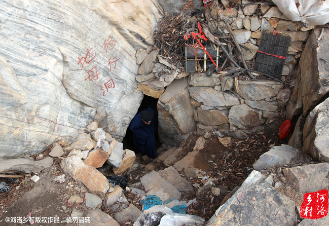 老崔說，以前就經(jīng)常半夜做夢，夢到女媧娘娘在召喚自己。上山以后，居住附近，竟然真的有一個地母洞，也不知是誰供奉了女媧娘娘的神像，后來這兒似乎成了老崔的獨家道場。