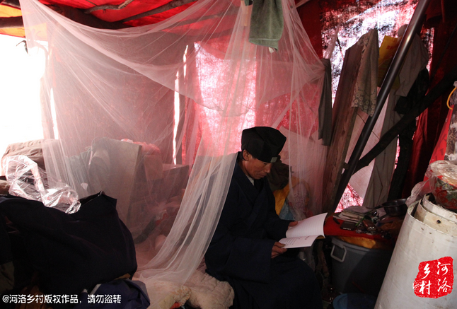 鄰居因為力氣大，弄壞了他幾根肋骨，他要求鄰居一萬塊錢賠償，經(jīng)有關部門協(xié)調，最終以八千塊錢了結。老崔理直氣壯的說：這不是對我的賠償，這是褻瀆女媧娘娘的懲罰。