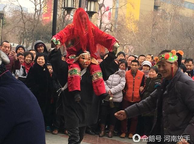 洛陽(yáng)大叔扮豬八戒 一個(gè)動(dòng)作令人臉紅