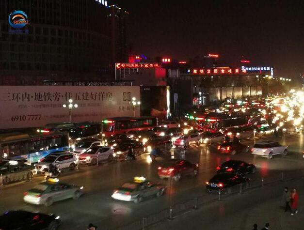 二七廣場(chǎng)嚴(yán)重?fù)矶?車(chē)友吐槽一個(gè)小時(shí)走了5米