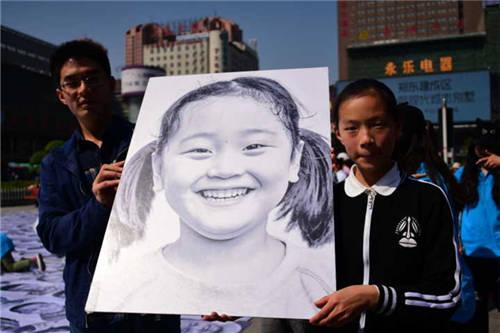 500張笑臉綻放二七廣場 只因?yàn)橐粋€特殊的日子