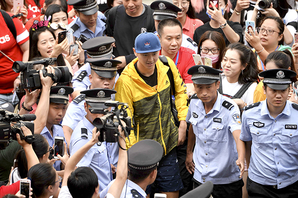 寧澤濤一人帶火一座城:粉絲包場(chǎng)酒店爆滿(mǎn)