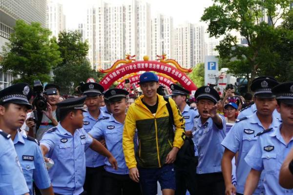 寧澤濤一人帶火一座城:粉絲包場(chǎng)酒店爆滿(mǎn)