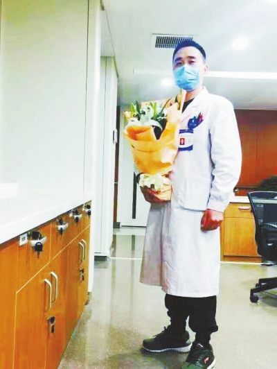 王運明時常收到患者送來的花束，談起救人，他說都是身為醫(yī)生應(yīng)該做的。