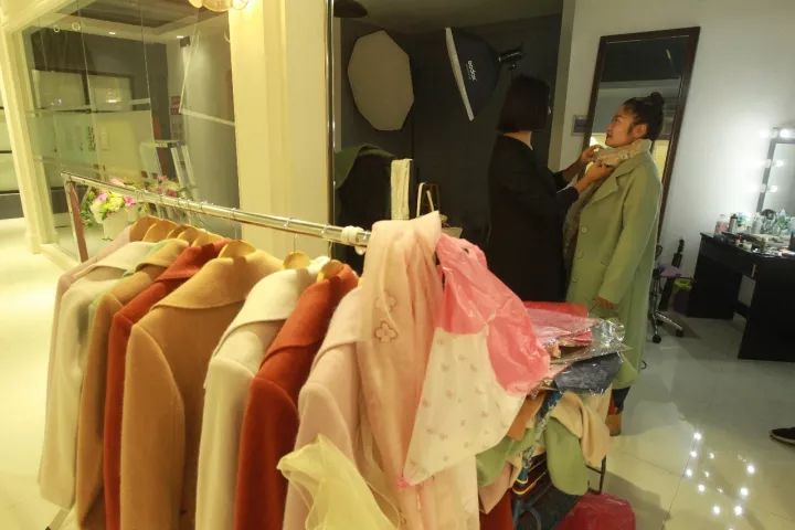 鄭州淘女郎:一天要換100多套衣服 日入過萬 鄭州淘女郎:一天要換100多套衣服 日入過萬