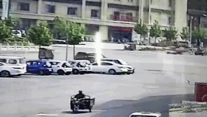 然而，這起看似簡單的交通事故，接下來發(fā)生的事兒，卻讓人感到驚奇。