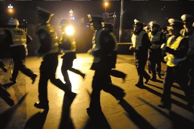 ▲涼山警方連夜出擊打拐。本報(bào)記者歐陽曉菲攝