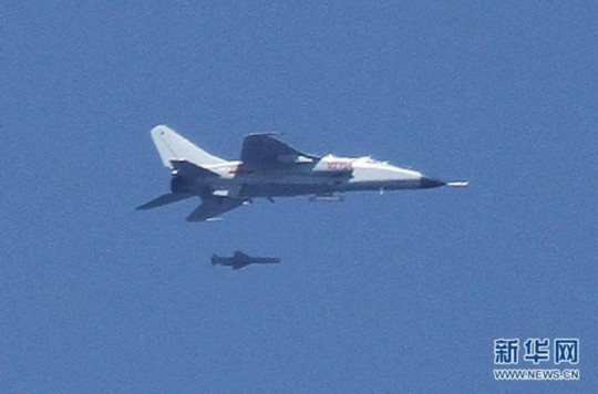 資料圖：中國(guó)飛豹戰(zhàn)機(jī)發(fā)射導(dǎo)彈，精確打擊海上目標(biāo)。