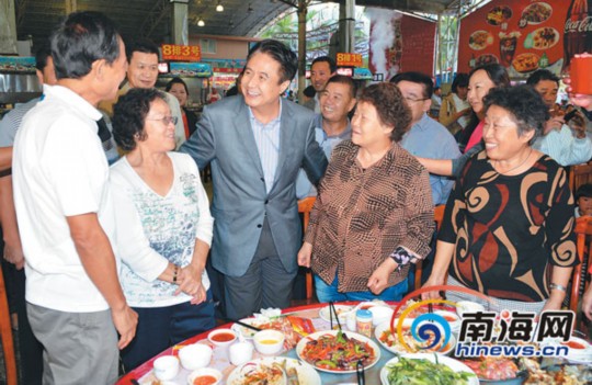 1月1日，省委書記、省人大常委會主任羅保銘在三亞調(diào)研。圖為在三亞春園海鮮大排檔，羅保銘來到用餐的游客中間，了解他們在三亞的旅游感受，并認(rèn)真聽取大家的意見和建議。本報記者 王凱 攝