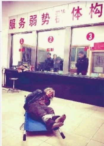 1月7日23點(diǎn)50分，長(zhǎng)沙市救助管理站大廳，一名老年流浪者躺在擔(dān)架上，無(wú)助地看著記者。