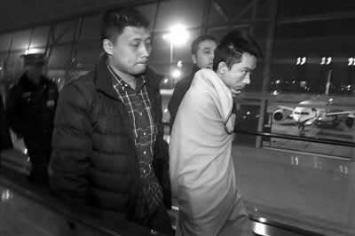昨日，首都機場，跨國綁架勒索團伙首犯中國籍男子奚某被押解回國。新京報記者 尹亞飛 攝