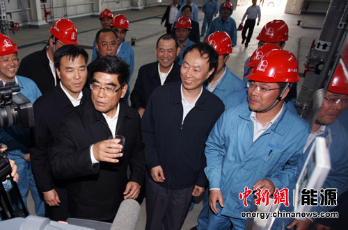 中石化董事長考察污水處理拿起半杯處理水喝盡 中石化董事長考察污水處理拿起半杯處理水喝盡