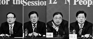 昨天，國(guó)務(wù)院深化醫(yī)藥衛(wèi)生體制改革領(lǐng)導(dǎo)小組辦公室負(fù)責(zé)人王保安、孫志剛、馬曉偉、胡曉義（從左至右）就“醫(yī)藥衛(wèi)生體制改革”有關(guān)問(wèn)題回答記者提問(wèn)。記者王鵬/攝