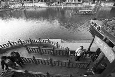 16日，湖南省長(zhǎng)沙市，連日來，鳳凰景區(qū)游客稀少，商戶收入減少。