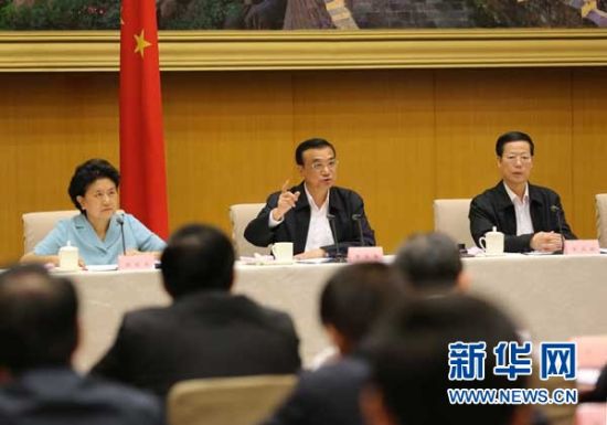 　5月13日，國務院召開全國電視電話會議，動員部署國務院機構職能轉變工作。中共中央政治局常委、國務院總理李克強發(fā)表講話。 新華社記者劉衛(wèi)兵 攝