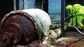 5月19日，中鹽湖南株洲化工集團(tuán)有限公司廠區(qū)，消防戰(zhàn)士穿著重型防化服對(duì)泄漏點(diǎn)及周圍進(jìn)行處置。圖/讀者高先生