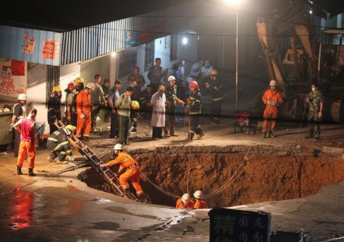 　圖為救援人員正在搜救。