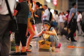 5月26日，武廣高鐵長沙南站，因為高鐵設(shè)備故障，滯留了大量旅客。圖/記者李坤