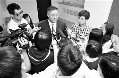 6月5日，商務(wù)部新聞辦公室召開“中歐光伏產(chǎn)品貿(mào)易摩擦”專題發(fā)布會(huì)。發(fā)布會(huì)結(jié)束后，中國(guó)機(jī)電產(chǎn)品進(jìn)出口商會(huì)會(huì)長(zhǎng)張鈺晶接受記者采訪。新京報(bào)記者