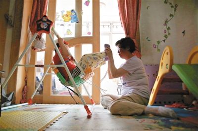 6月14日，未婚媽媽于軍的家里，她正在陪女兒悅悅玩耍。悅悅4歲了，因為沒有爸爸的信息而始終上不了戶口。