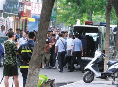 女童安全獲救后，嫌疑人被制服并由民警押出餐館。新華社發(fā)