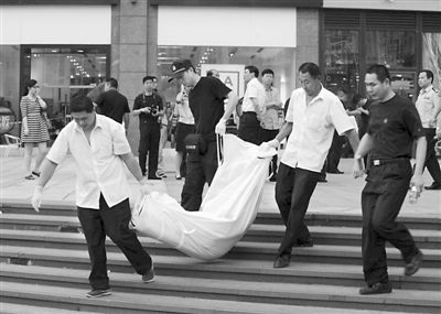 昨日,朝陽區(qū)青年路大悅城東側(cè),一男子持刀行兇致兩人死亡。經(jīng)初步審查,嫌疑人自稱孝某(男,27歲,山東省沂水縣人),有精神病。目前,北京警方正聯(lián)系兩名受害人的親友。新華社發(fā)