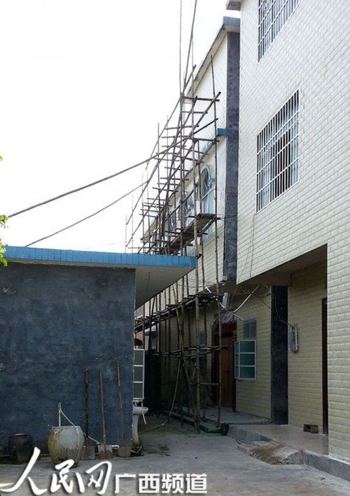 何某某的家門緊鎖，23日晚家人連夜搬家，現(xiàn)在去向不明