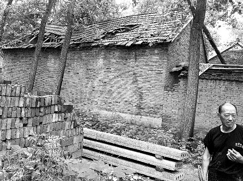 嫌疑人父母時(shí)常外出反映問題，家里的房子已破爛不堪。