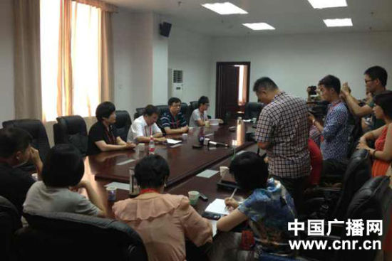 試卷原件展示前向媒體說明情況，并要求媒體不能拍照或攝像