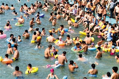 昨日，濟南市最高氣溫超過37℃，位于市區(qū)黑虎泉畔的泉水浴場免費開放。
