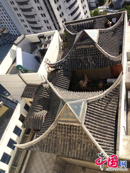 2013年8月14日，江蘇蘇州蘇州市三香大廈高樓18層樓頂東側(cè)陽臺上的“蘇州園林”式別墅，兩座涼亭和兩道回廊，飛檐翹角，一派蘇州園林的氣勢。中國網(wǎng)圖片庫李俊鋒攝影