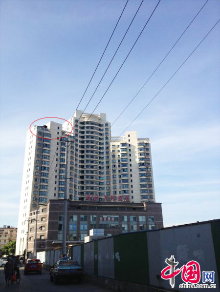 2013年8月14日，江蘇蘇州蘇州市三香大廈高樓18層樓頂東側(cè)陽臺上的“蘇州園林”式別墅，兩座涼亭和兩道回廊，飛檐翹角，一派蘇州園林的氣勢。中國網(wǎng)圖片庫李俊鋒攝影