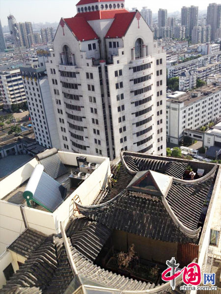 2013年8月14日，江蘇蘇州蘇州市三香大廈高樓18層樓頂東側(cè)陽臺上的“蘇州園林”式別墅，兩座涼亭和兩道回廊，飛檐翹角，一派蘇州園林的氣勢。中國網(wǎng)圖片庫李俊鋒攝影