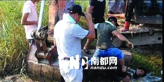 另一名男子被推入水塘。