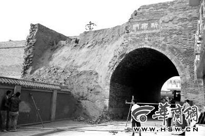 昨日上午9時左右，工人在倒塌處重新裝上護欄。實習(xí)記者 楊虎元 攝