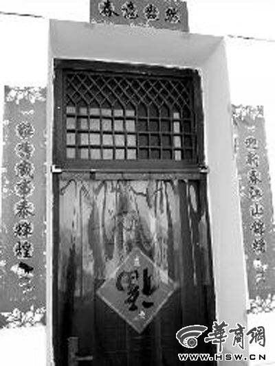 昨日中午，張某辦公室大門緊閉。