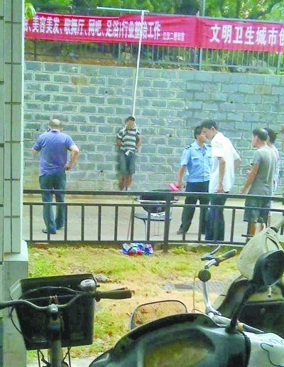 小偷被五花大綁捆在小區(qū)門前的墻壁上示眾。 網(wǎng)友羅先生 攝