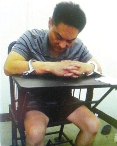 韓磊被控制時接受警方訊問。本組圖片為視頻截圖