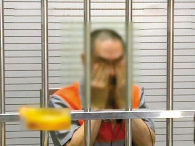 韓磊掩面哭泣。