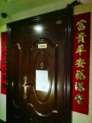 拆除公告昨天仍貼在2605號(hào)大門上。