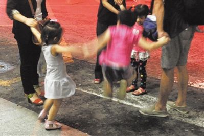 2012年8月1日晚，北京兒童醫(yī)院，三個來自廊坊的小女孩在玩耍，她們都被幼兒園老板性侵害。本版攝影/新京報記者 尹亞飛