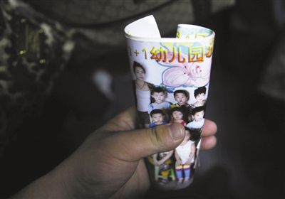 2012年8月1日，事發(fā)幼兒園一受害女童展示班級合影。