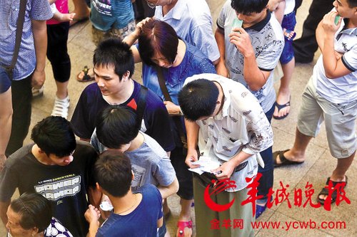 挎腰包的“黃牛”分發(fā)一輪“任務(wù)”后，自己也開(kāi)始整理“炒號(hào)”簽條