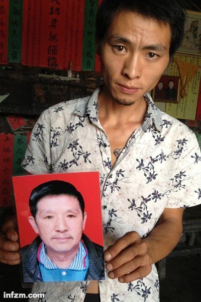 程興貴的兒子程正鵬拿著父親的遺照。程興貴自殺后，政府補償程家6000多塊錢，并終于認定了程興貴的代課教齡。 (南方周末記者雷磊/圖)